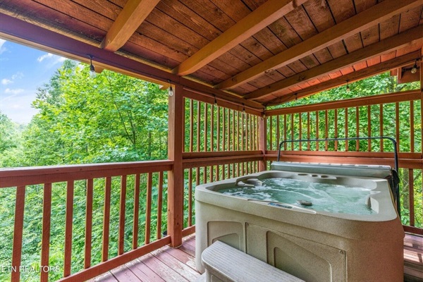Outdoor spa tub