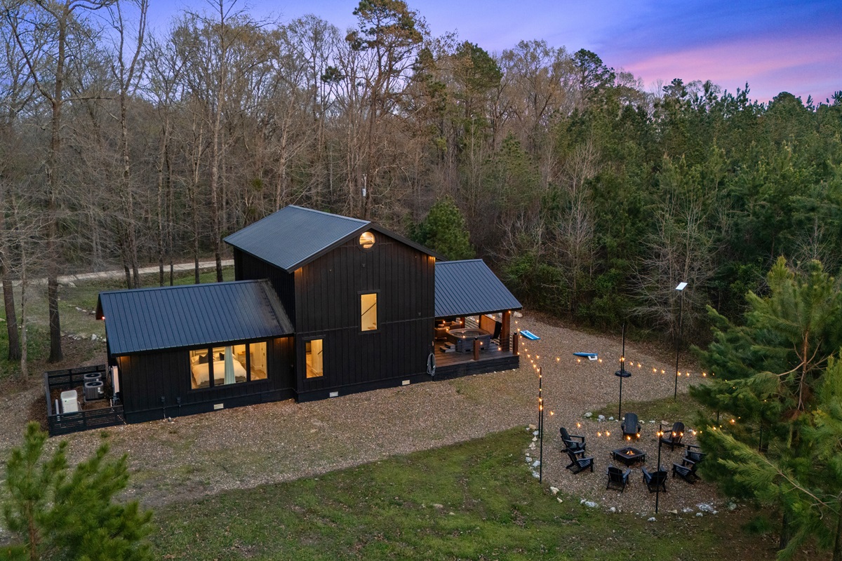Another overhead view shows how everything is laid out, from the cabin itself to the outdoor gathering areas, helping you picture your stay from above.