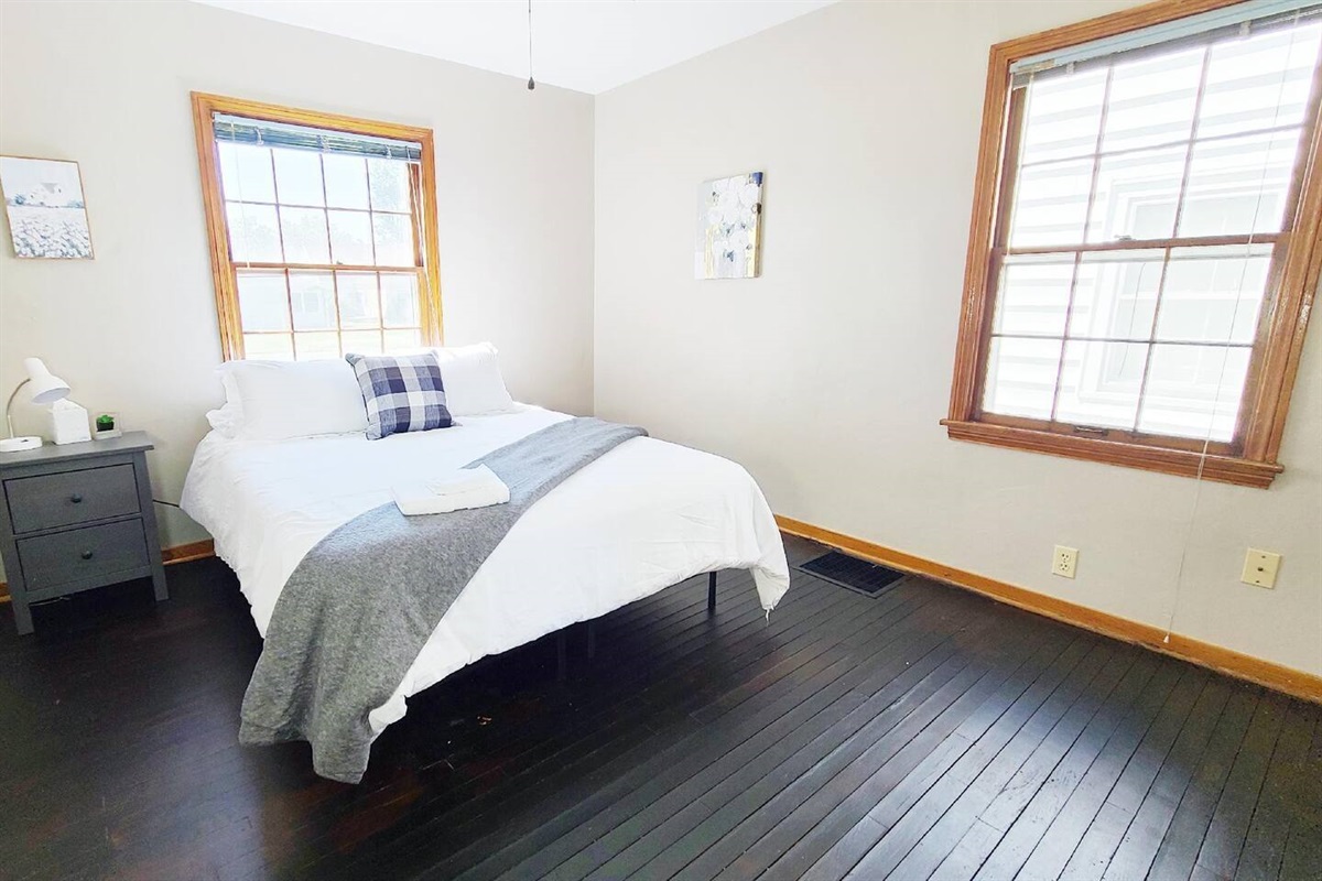 Spacious Queen-Sized Bed – Enjoy a restful night’s sleep on a comfortable, spacious queen-sized bed, perfect for your stay.