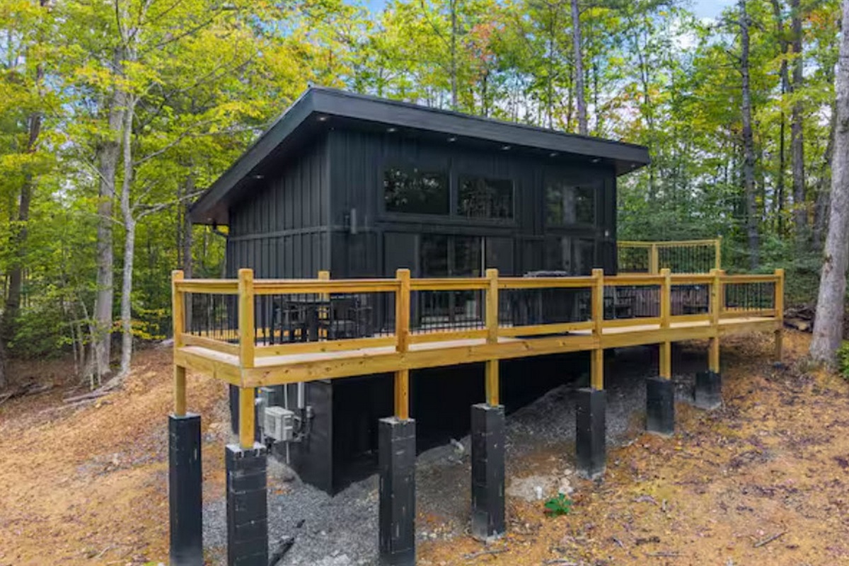 Modern, spacious deck