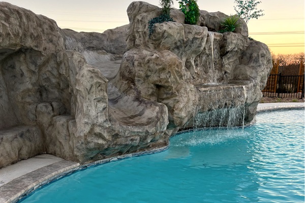 Resort-style pool complex - Fun water slide, your own private water park