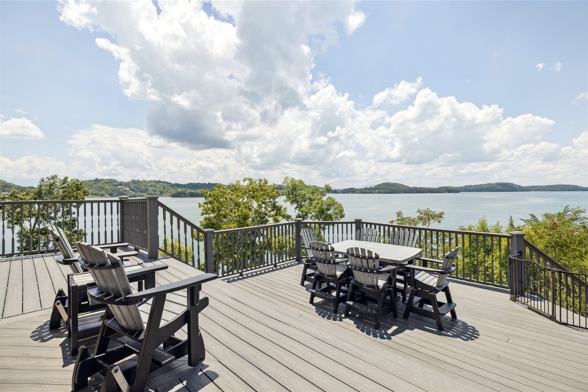 Back Deck (32x21 ft) overlooking Douglas Lake on 2 sides of deck