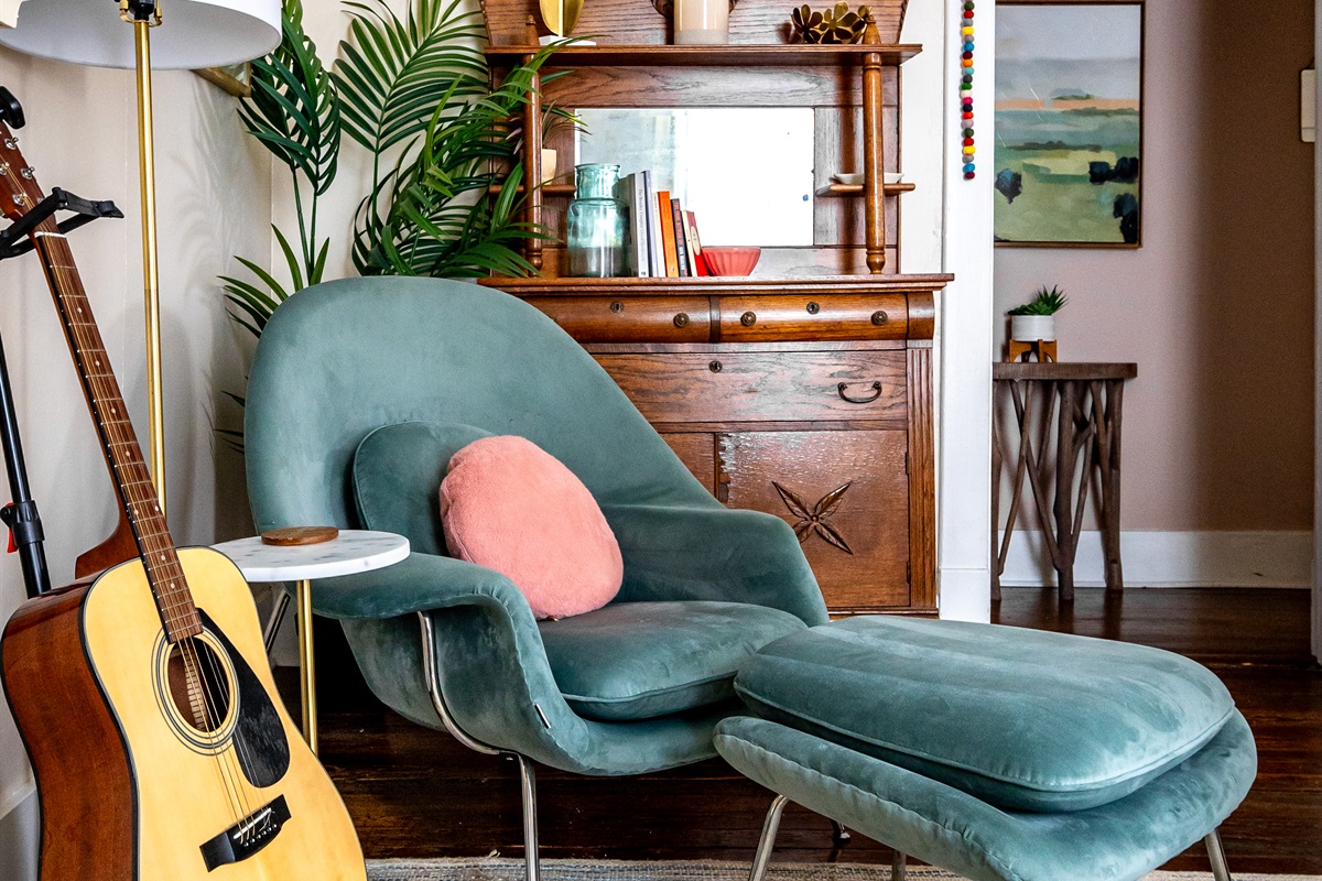 The classic Womb Chair by Eero Saarinen!