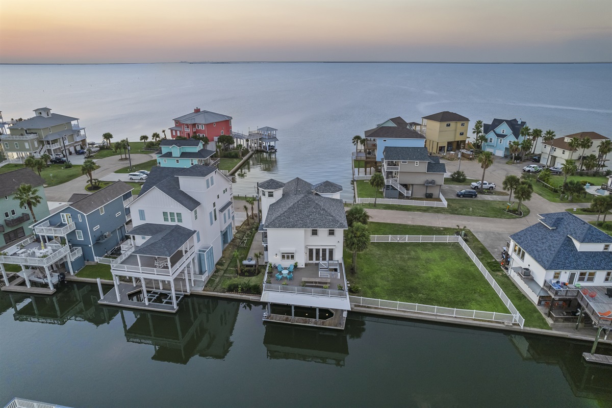 3601f9aa661b4de083693fdc72ac86ed Large | Beachhouse | Texas | TX | Vacation Homes | Galveston | Crystal Beach | Kokomo | Breezy Days | Beachfront Elegance | Sunrise Serenity | Southern Sands Property Management, LLC
