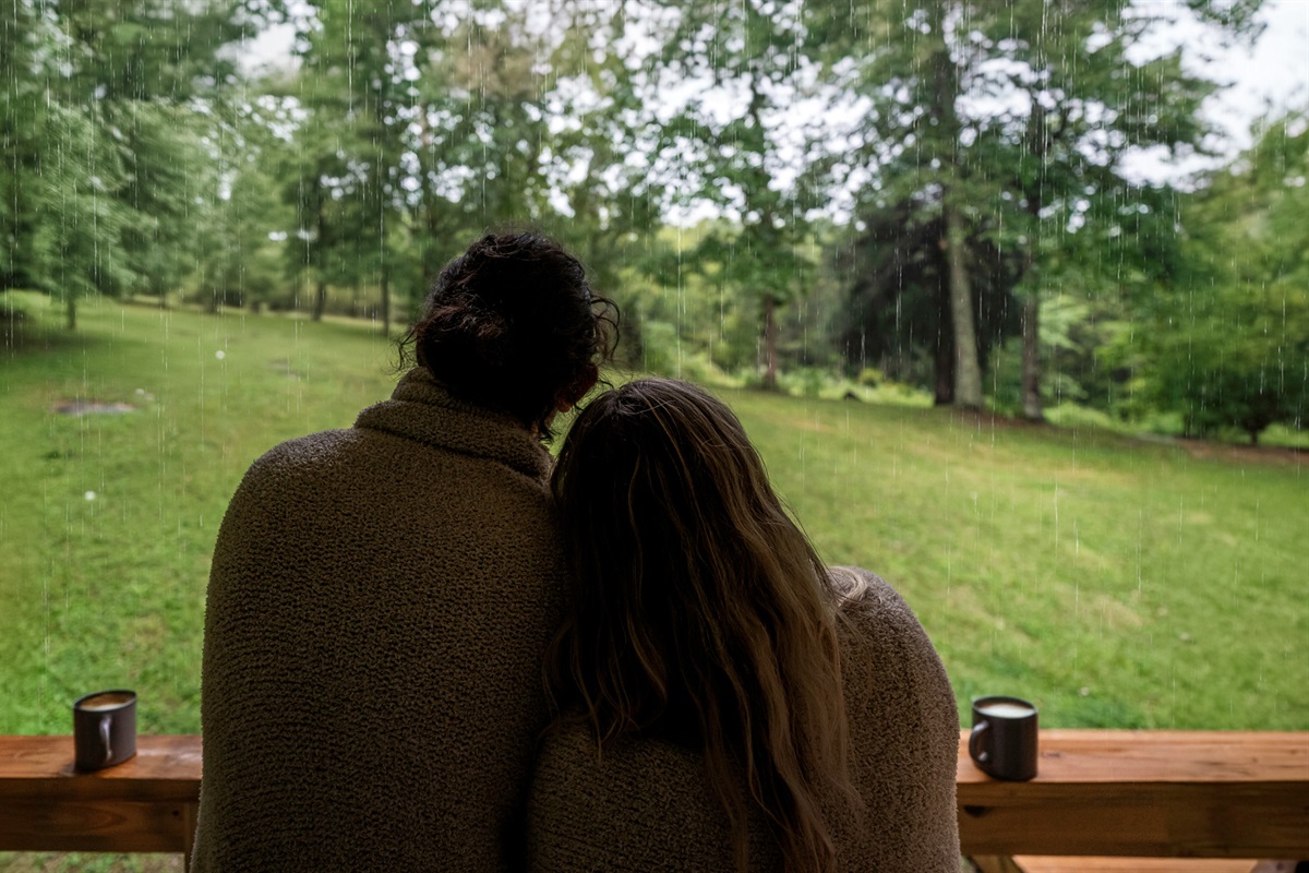 Wrapped in comfort, surrounded by calm This is the kind of quiet connection you can only find in nature—with warm mugs, soft blankets, and nothing on the agenda but simply being. 🫶☕🌲