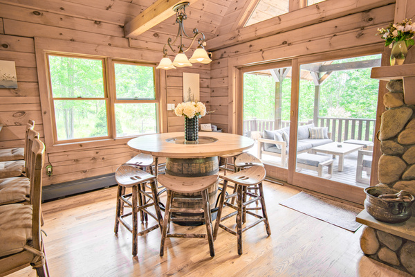 Whether you want to enjoy an lovely dinner, or thrilling game night, our authentic barrel table comfortably seats up to 8 guests