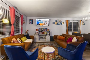 Family Time Headquarters 🍿📽️ – Create cherished memories in our living room, complete with comfy couches and a TV for movie nights.