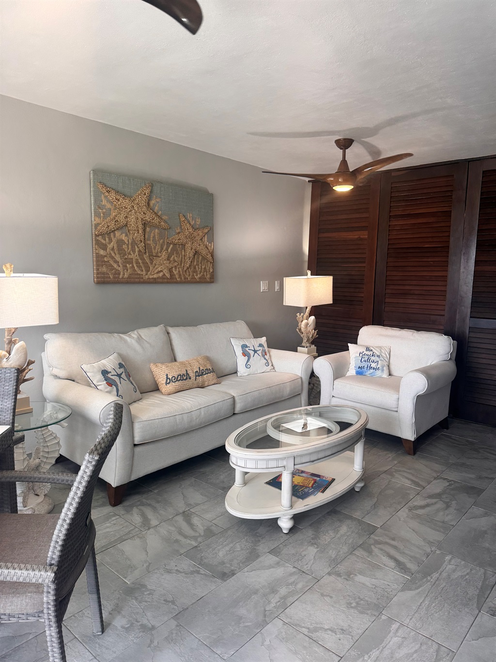 Living room space with pull out sofa 
