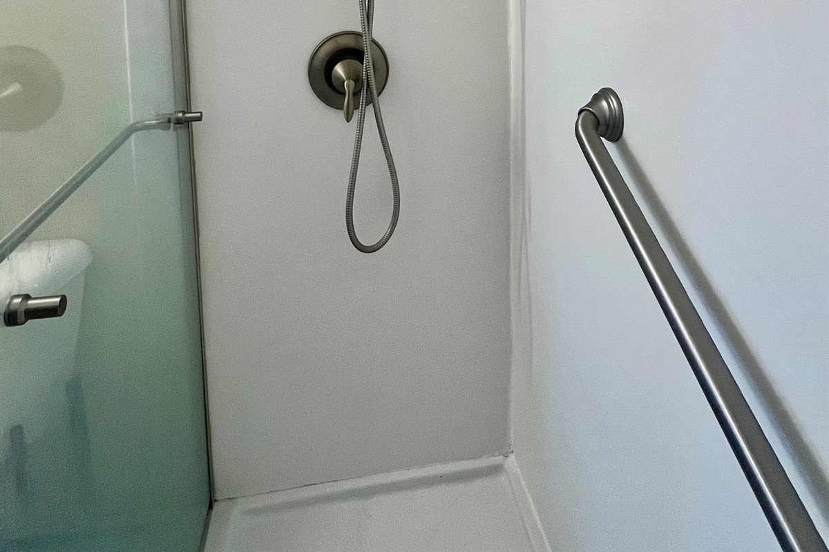 Upstairs Full Bathroom