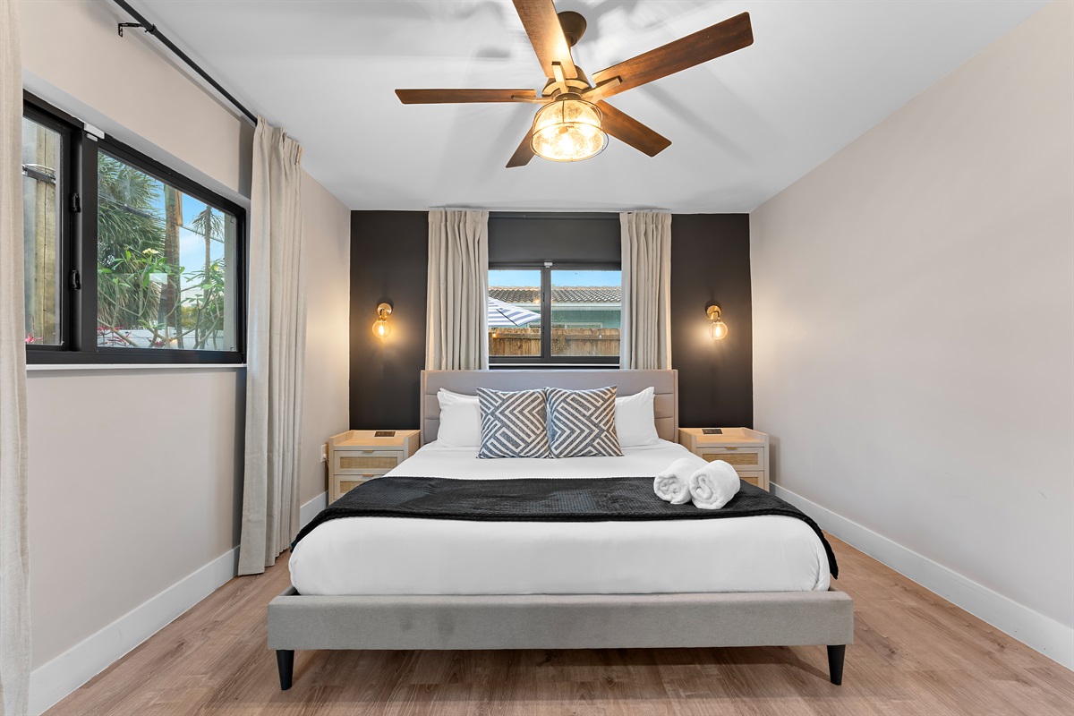 🛌 A private downstairs king suite with its own full ensuite bathroom & TV.