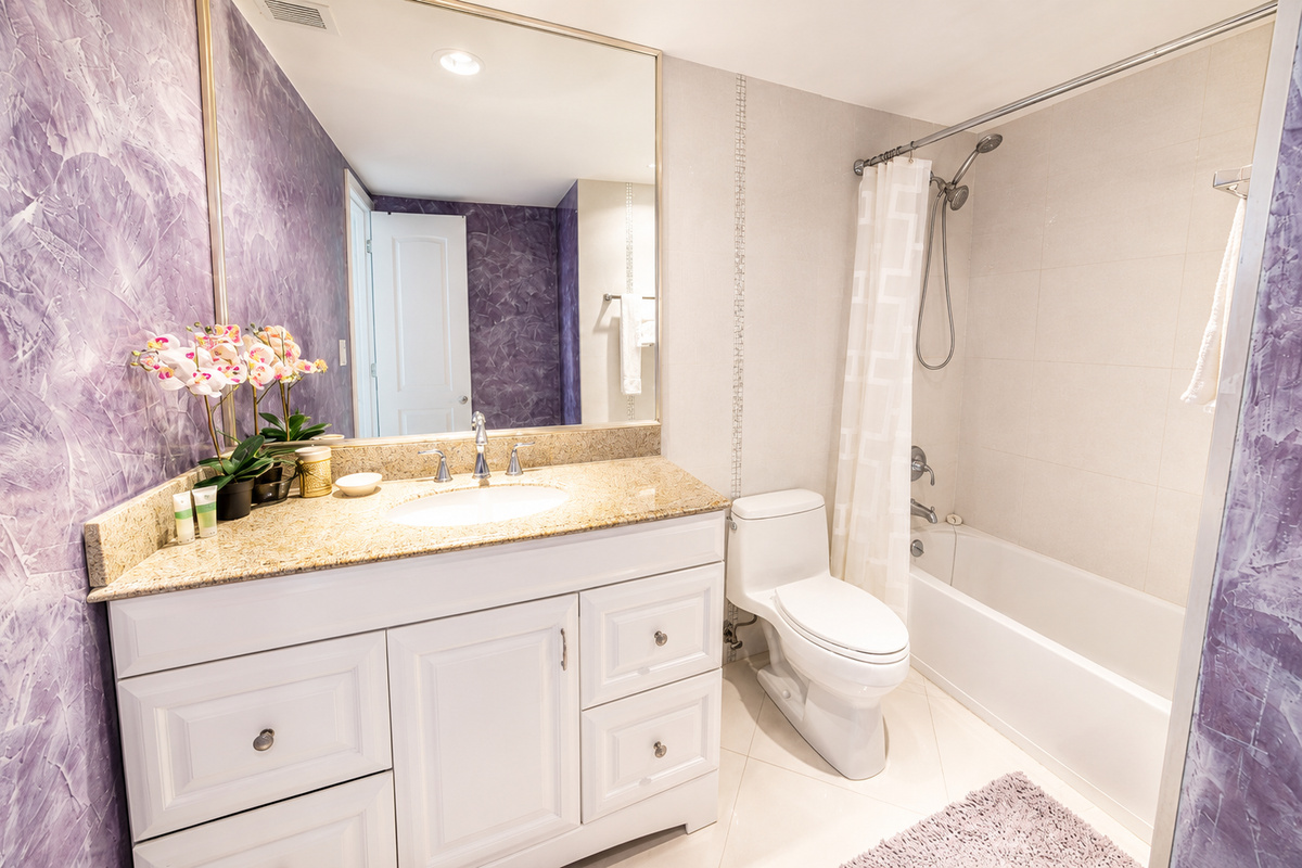 Full Bathroom - We provide towels but we don't replace them during the stay !