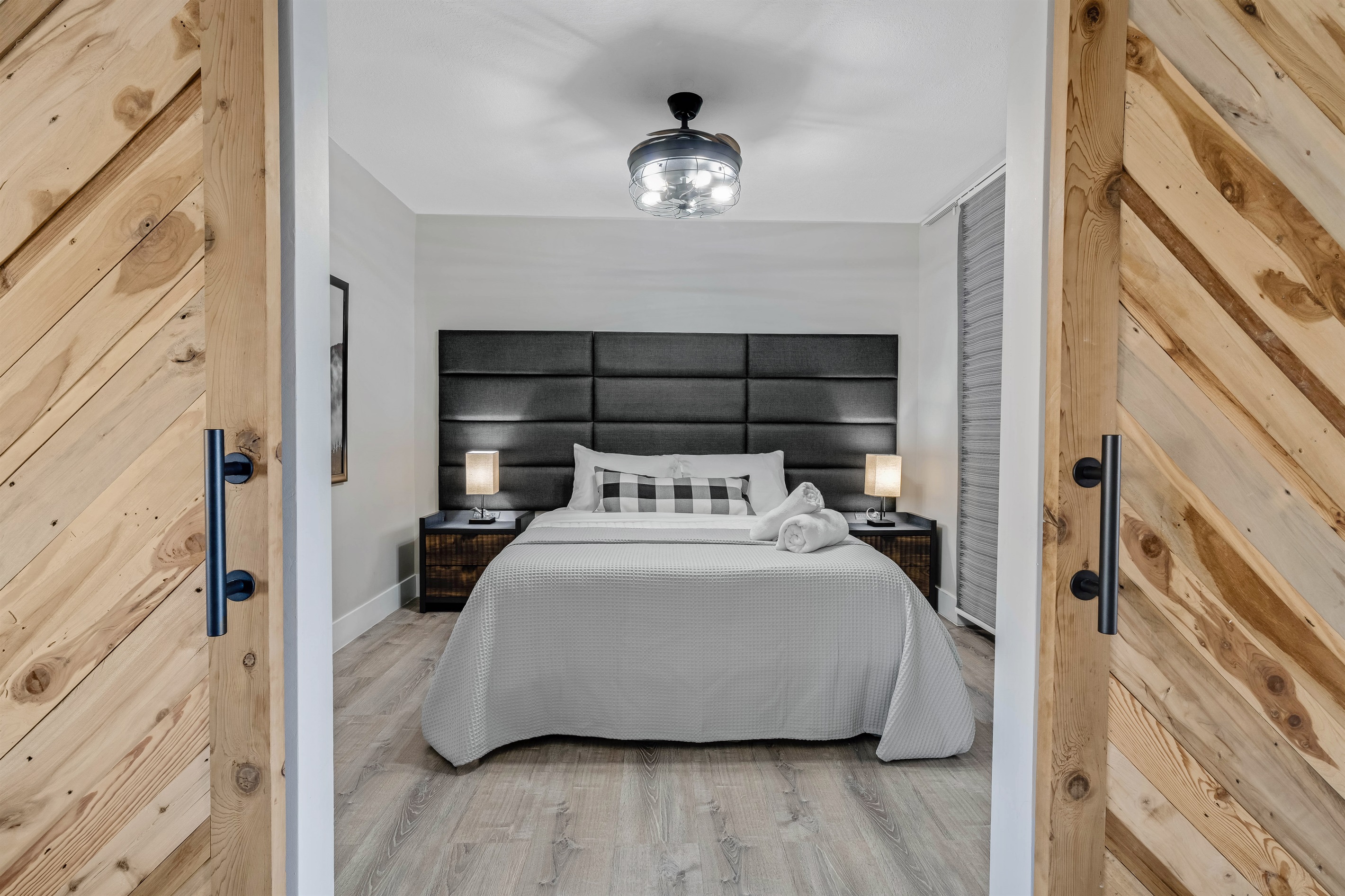 🛌 Cozy queen room with clean lines and easy access to the shared bath.