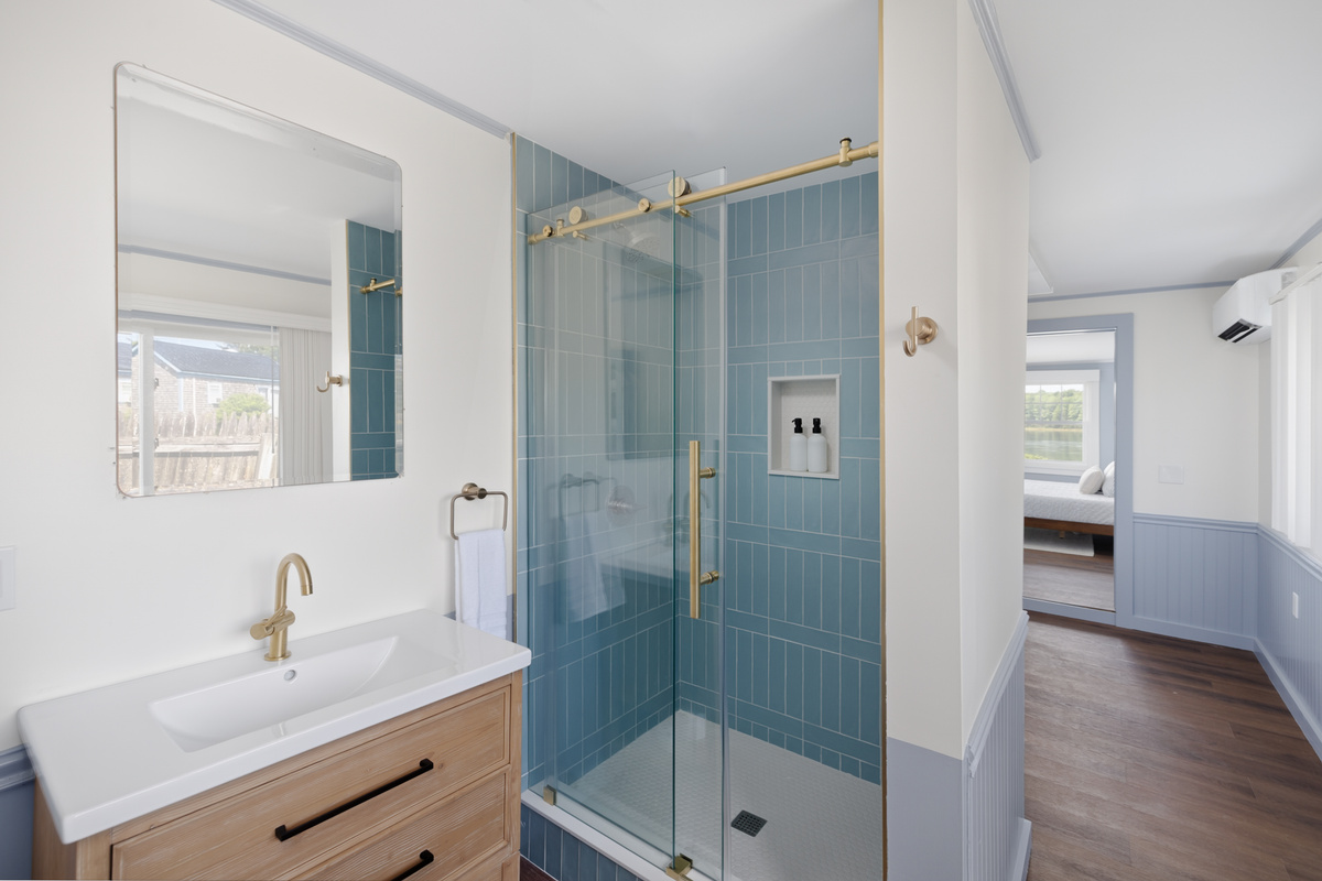 The main bathroom is fully equipped and stocked — hot water, clean tile, everything you need without a hunt under the sink on arrival morning.