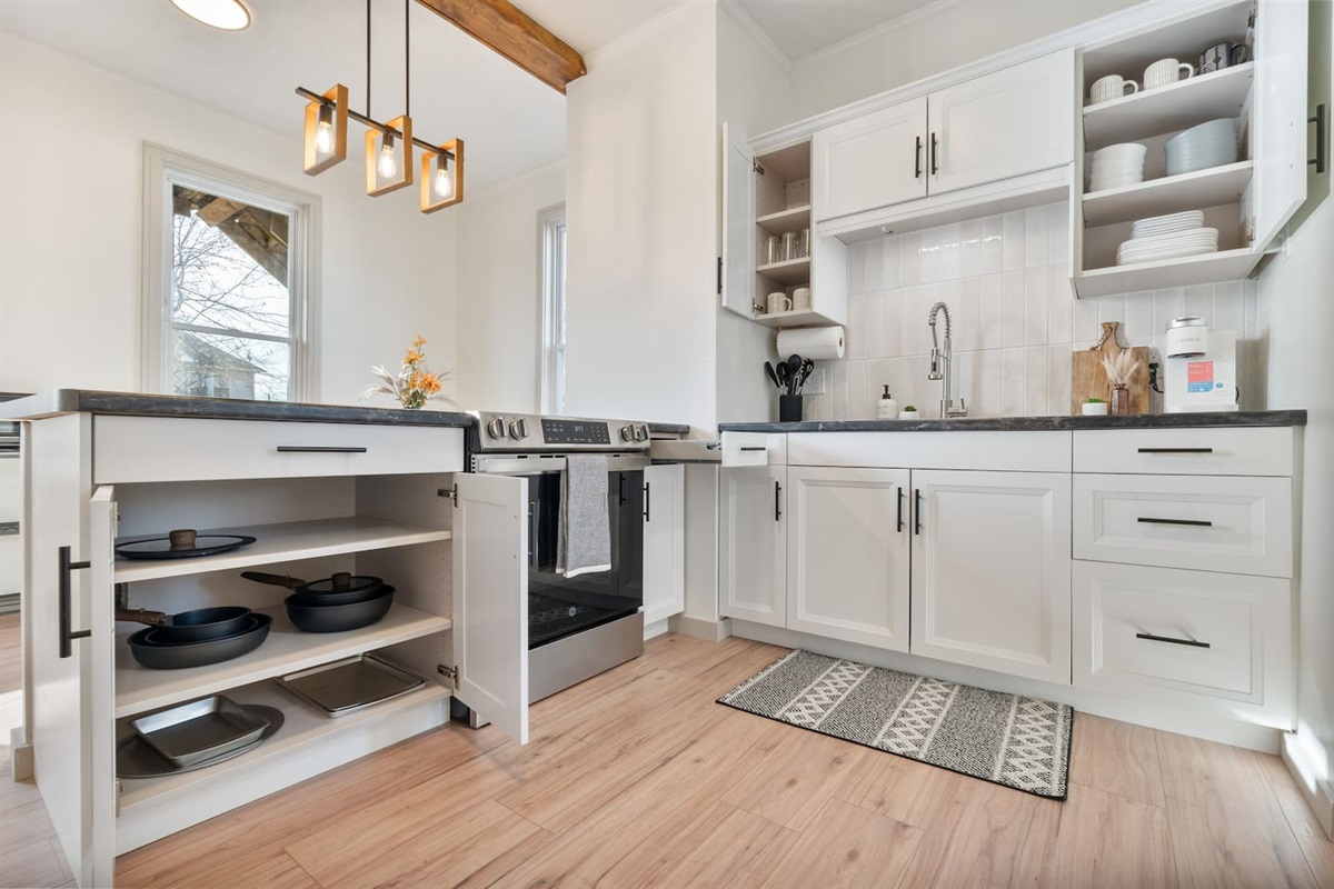 Full cookware set, baking sheets and more.