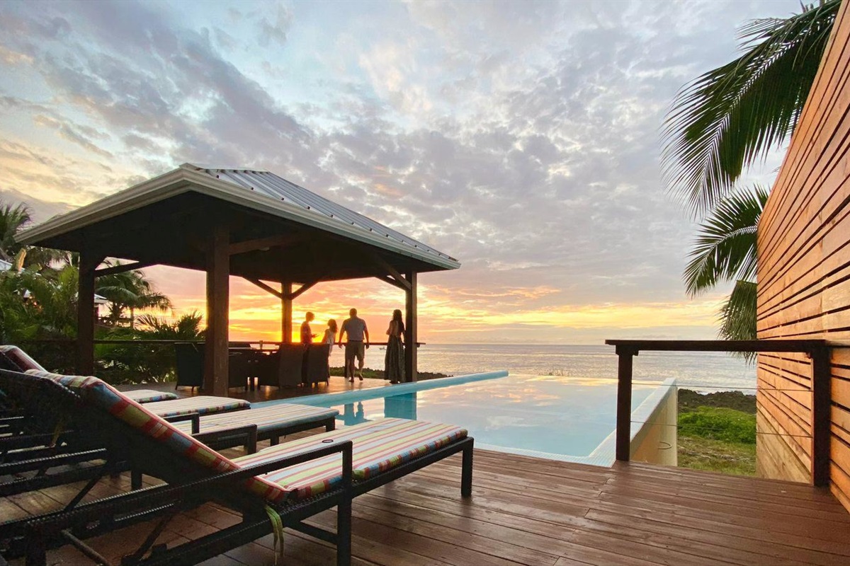 Where the pool ends, paradise begins. 🌊✨ Soak in the endless turquoise views from the edge of our infinity pool. #VivaroRoatan #InfinityPool