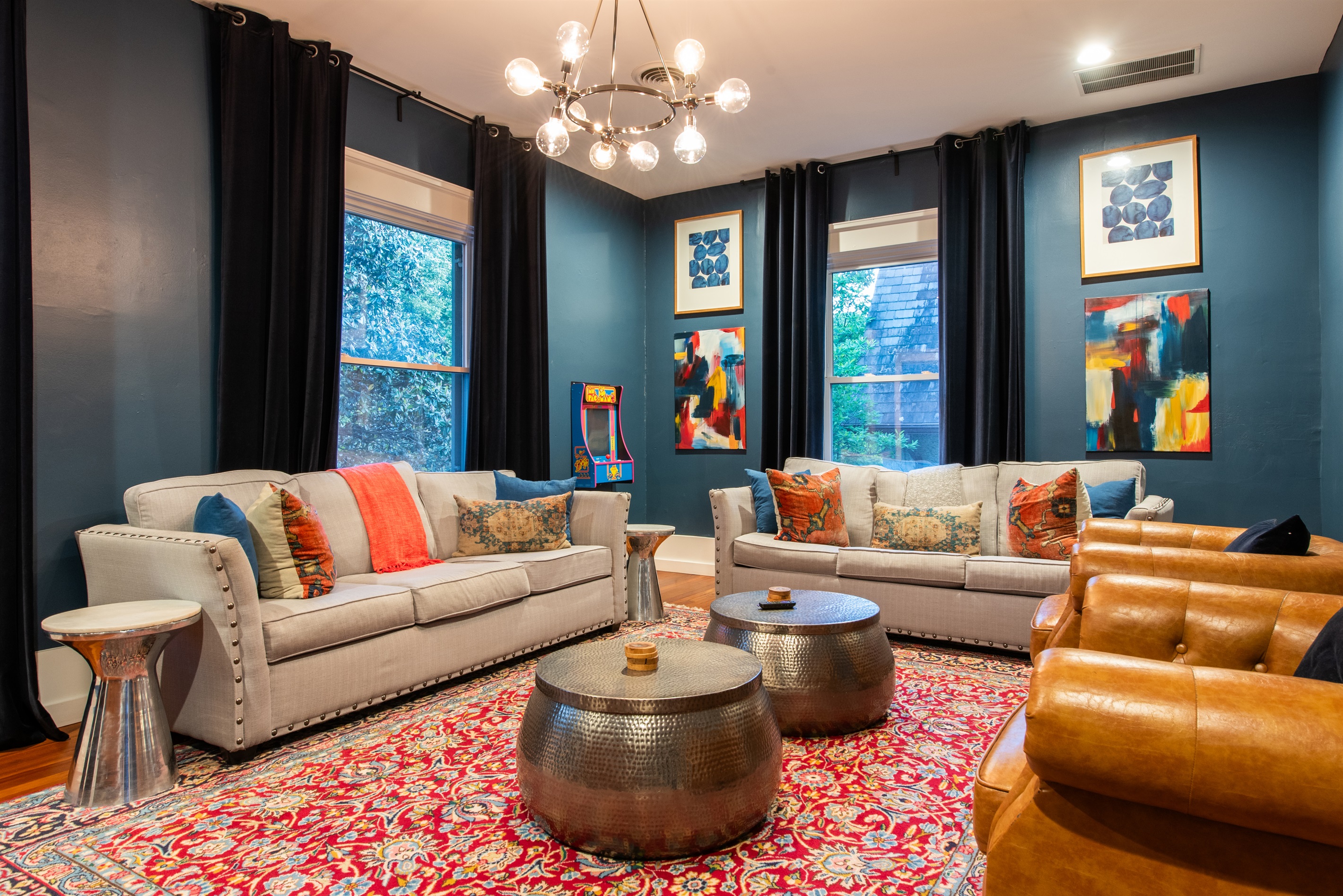 2nd Floor Family/TV Room ~ 65" Smart TV ~ Blue Tooth Speakers ~ Queen Size Pullout ~ Black Out Drapes~ Seating For Large Groups