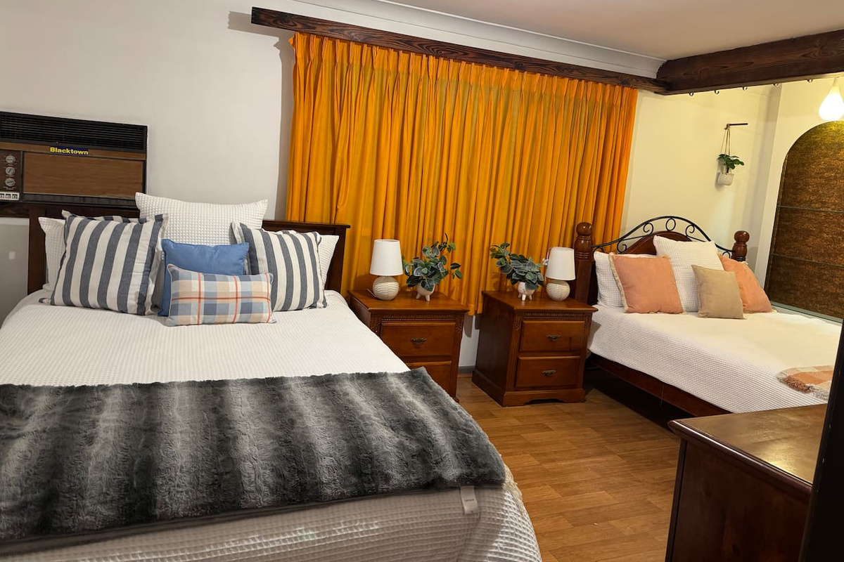 Comfy 2 beds, fresh sheets, Linen, comfy pillows, towels for guest, light for reading, great sleep. Black town central