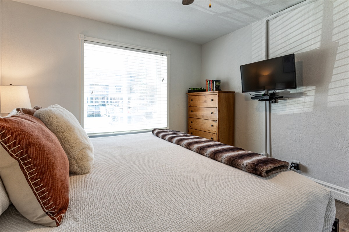 Master Bedroom. Cozy & Clean, View to the mountain.