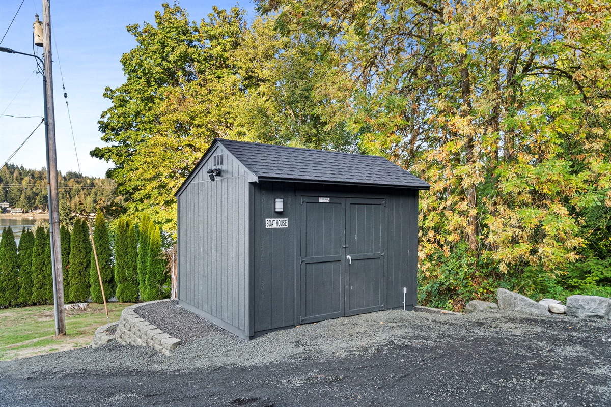 Storage building (Boat House) to store Kayaks/ Paddleboards etc. For usage at the public beach 0.3 miles away 