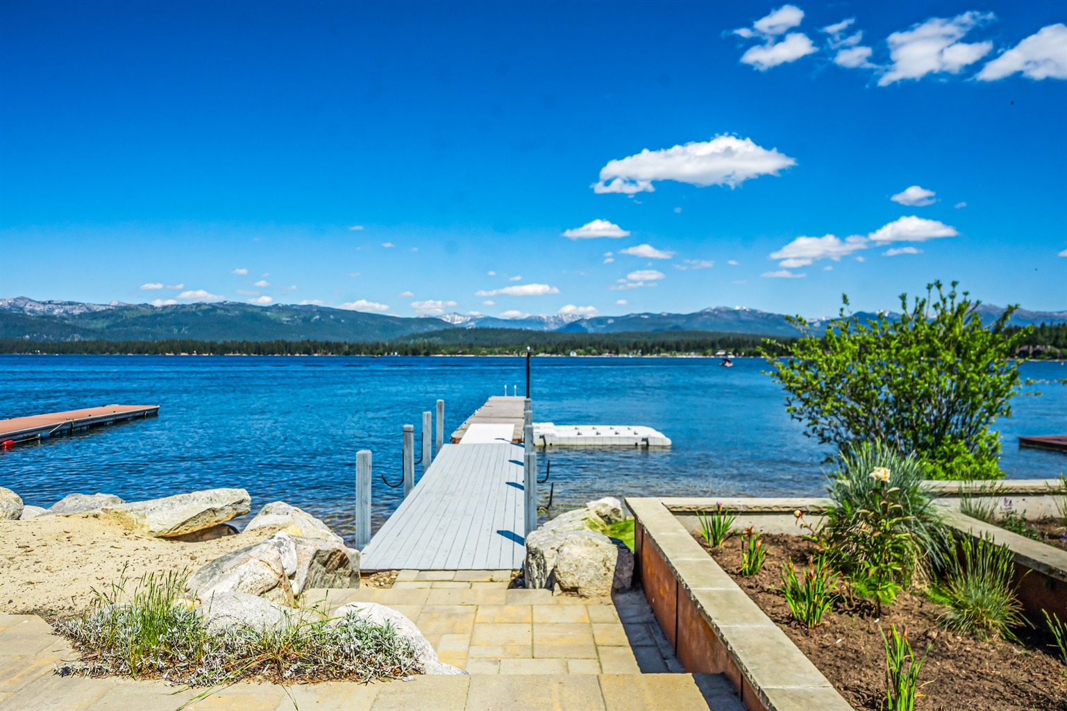 Private dock with overnight boat tie-up and Sea-Doo cradles — Payette Lake at your doorstep