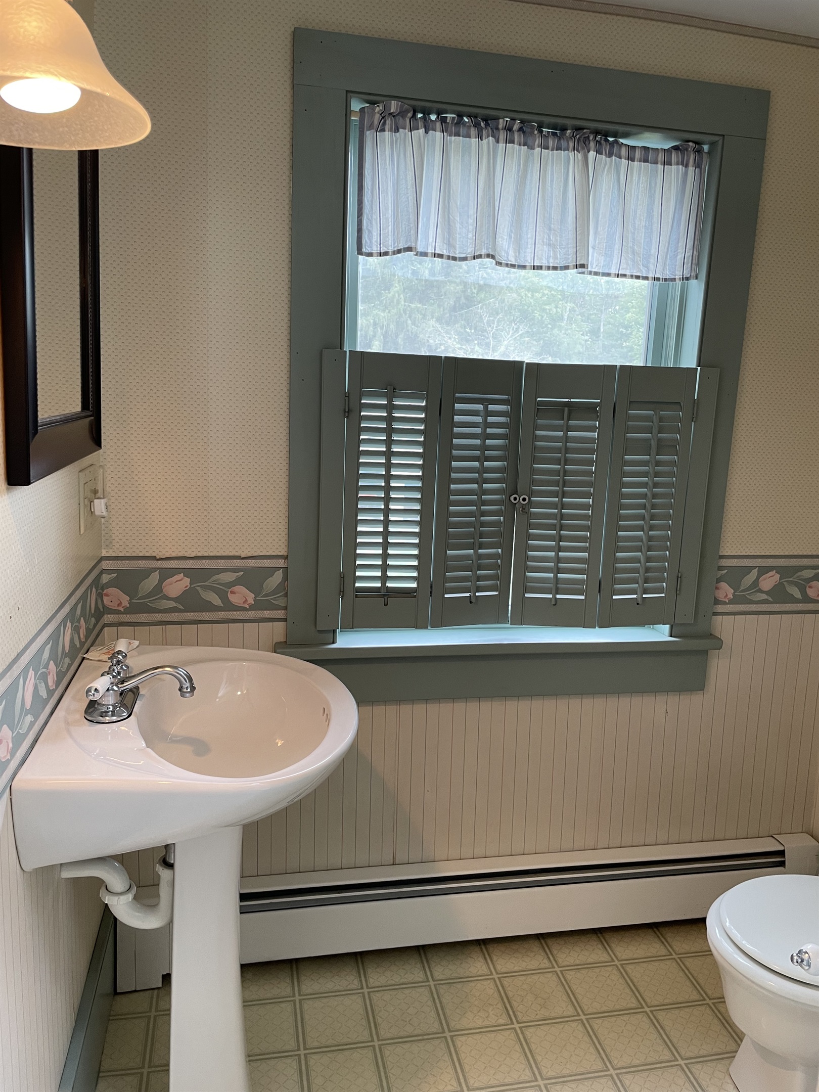 Ensuite bath with shower