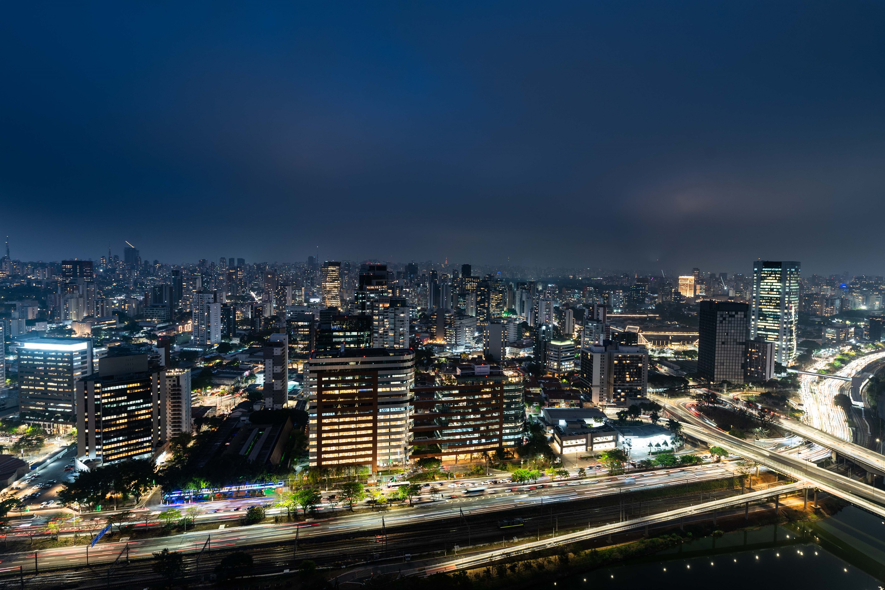 🌆 Skyline iluminado da cidade, proporcionando uma experiência única durante a estadia.
