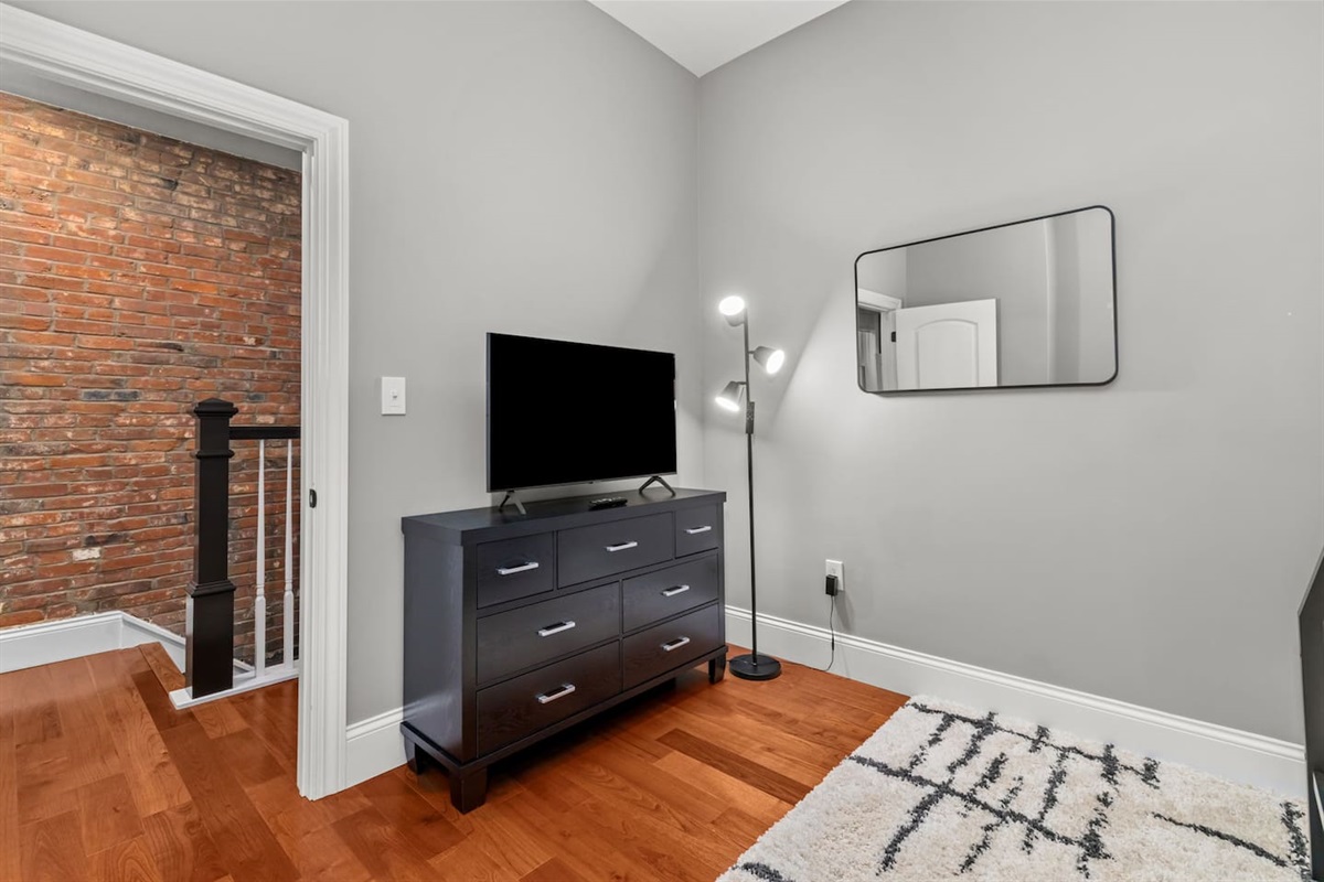 Samsung Smart TV with access to Samsung TV or log into your favorite streaming apps.