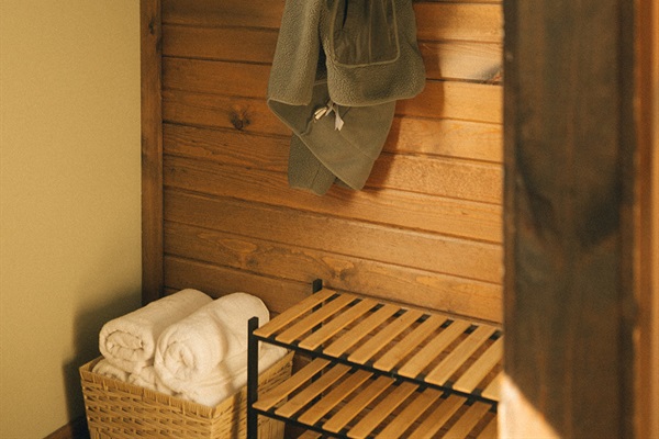 Entry area with hot tub towels
