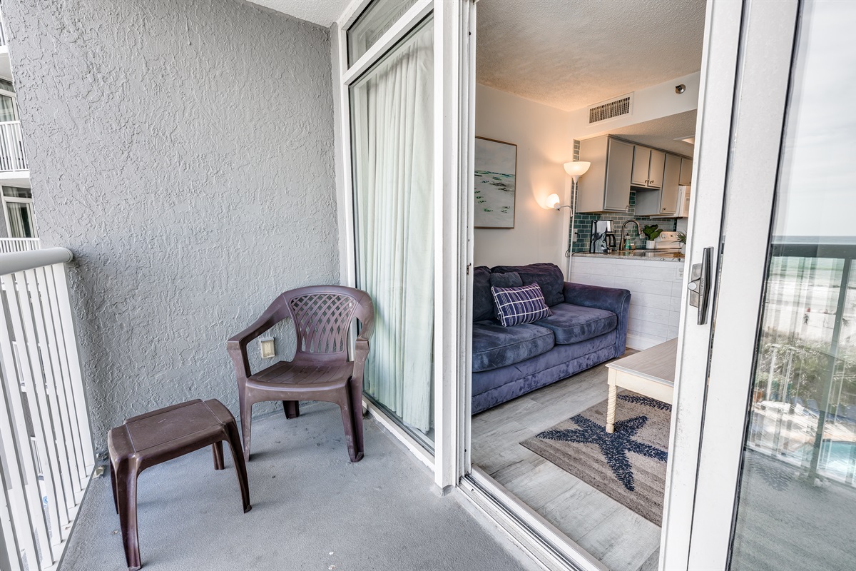 Living Room with Stunning Views🌊☀️