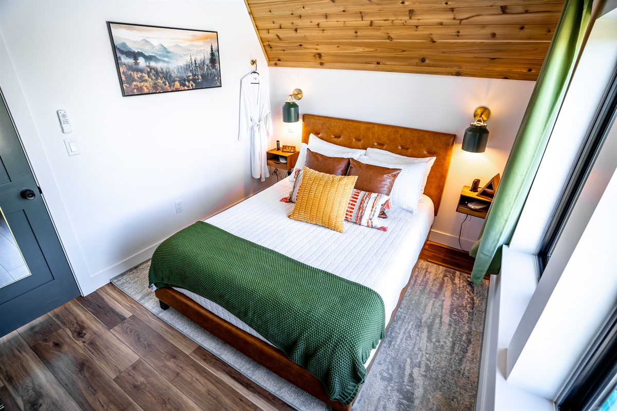 Queen Size Bed w/ Egyptian Cotton Sheets