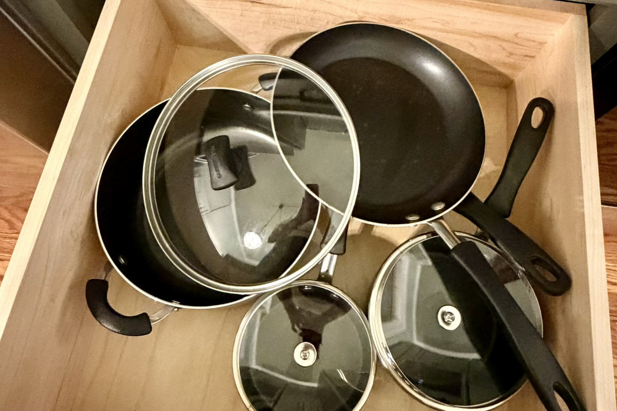 Fully equipped kitchen.