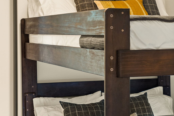 Discover the perfect bed for kids and teens: bunk beds that maximize space and create a cozy retreat for sleepovers.