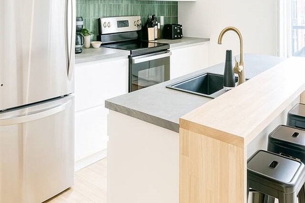 Cuisine entièrement équipé (four, frigidaire, lave-vaisselle, micro-onde, cafetière) et tout le nécessaire pour cuisiner :)