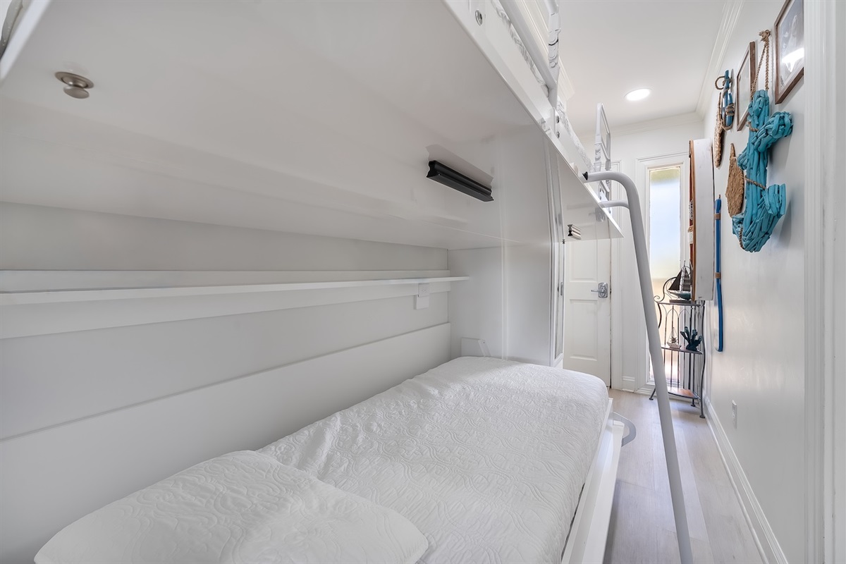 murphy bunk beds | Susu's Sea Cabin | 238C 1300 Ocean Blvd | Isle of Palms, SC | IOP Escapes