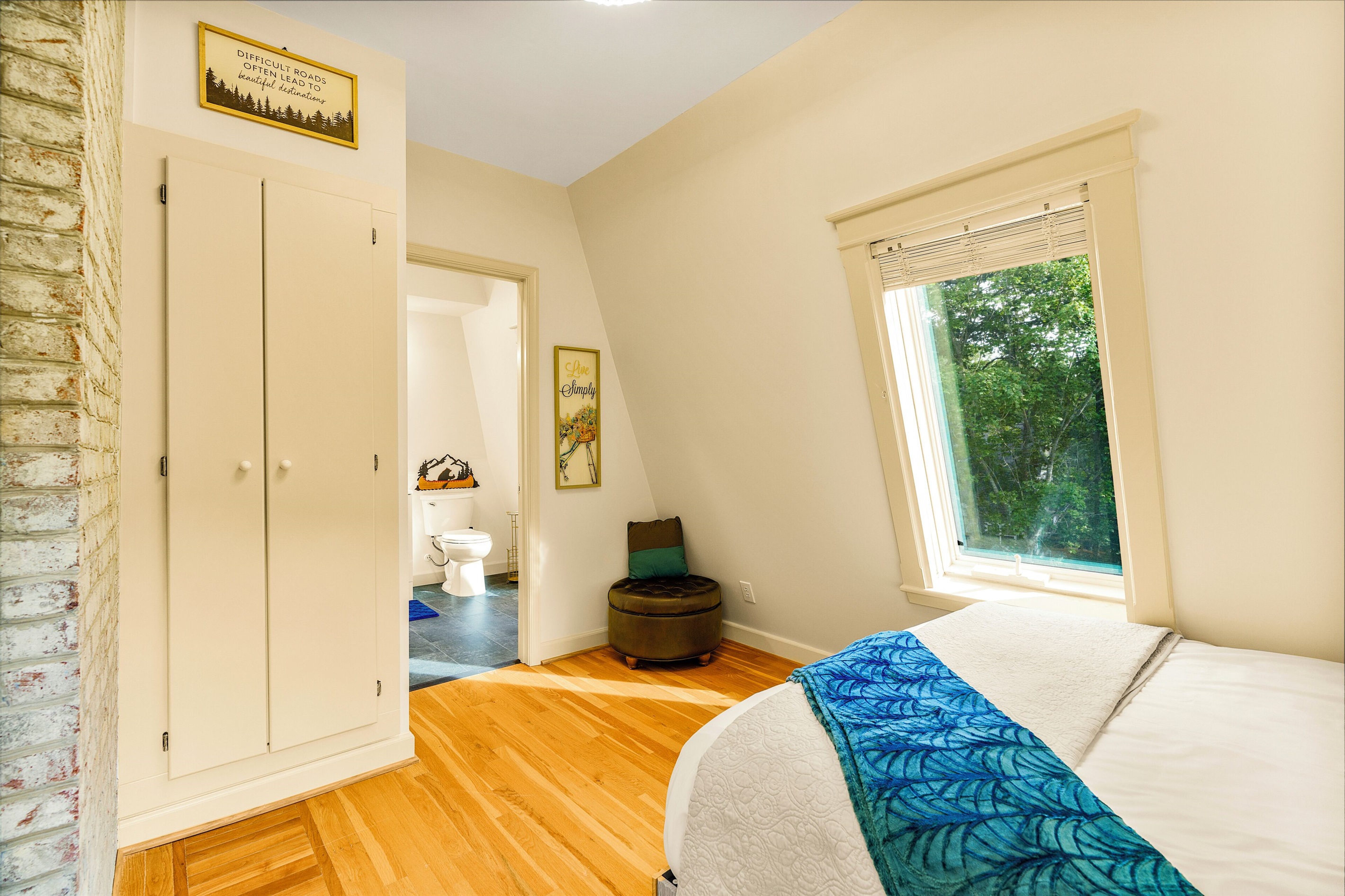 BR4: 3rd level queen bedroom
