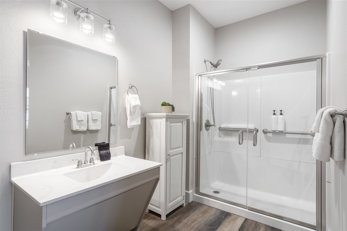 King #1 handicap accessible enuite bath