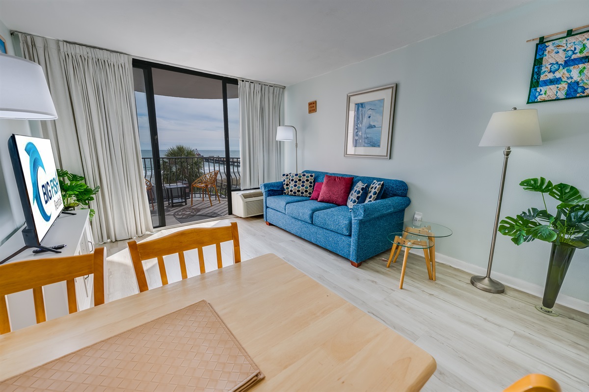 Living Room with Stunning Views🌊☀️