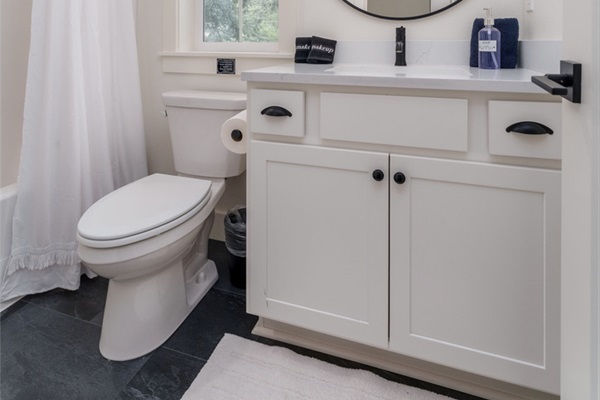 Mt Hood Hideaway Full bathroom with shower/tub