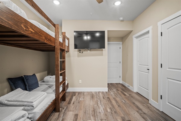 Bedroom #6/Bunk Room