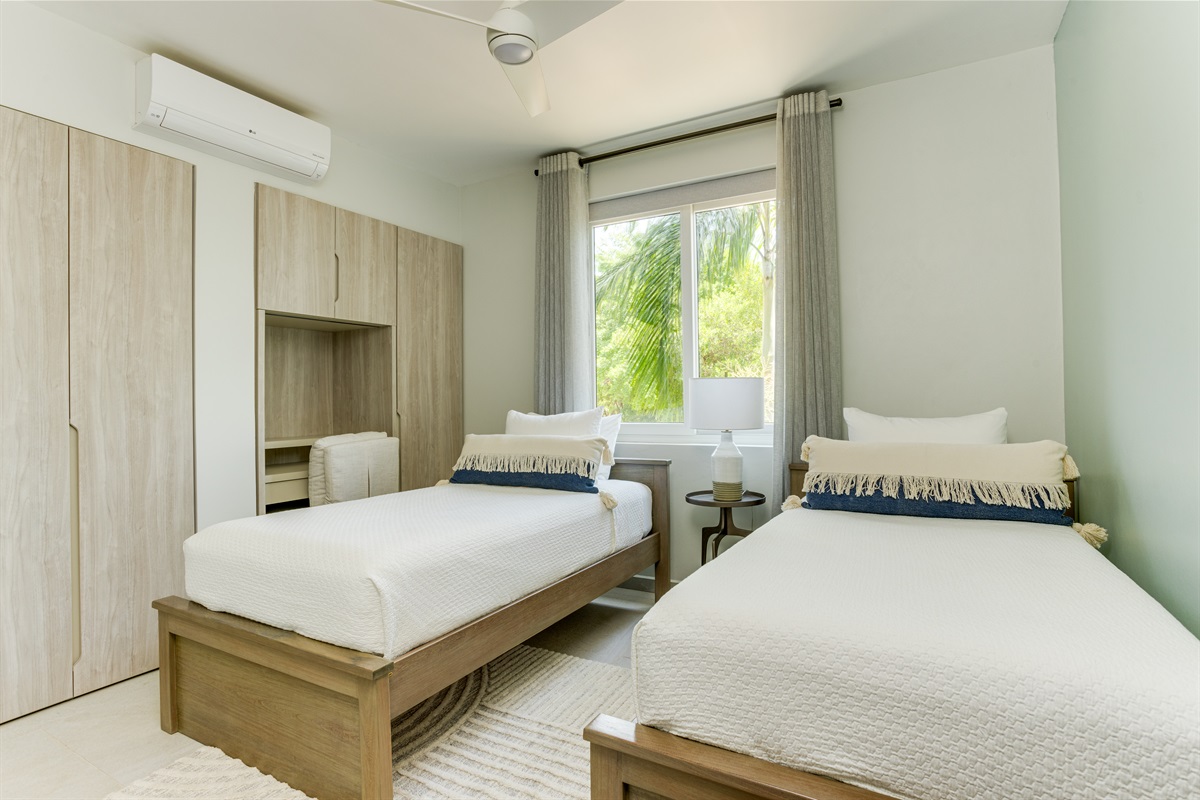 Bedroom 3: Twin Beds