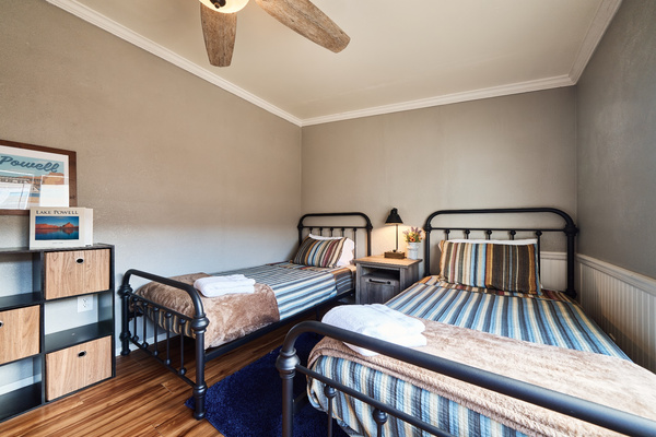 Bedroom #1 feat. (2) Twin Beds