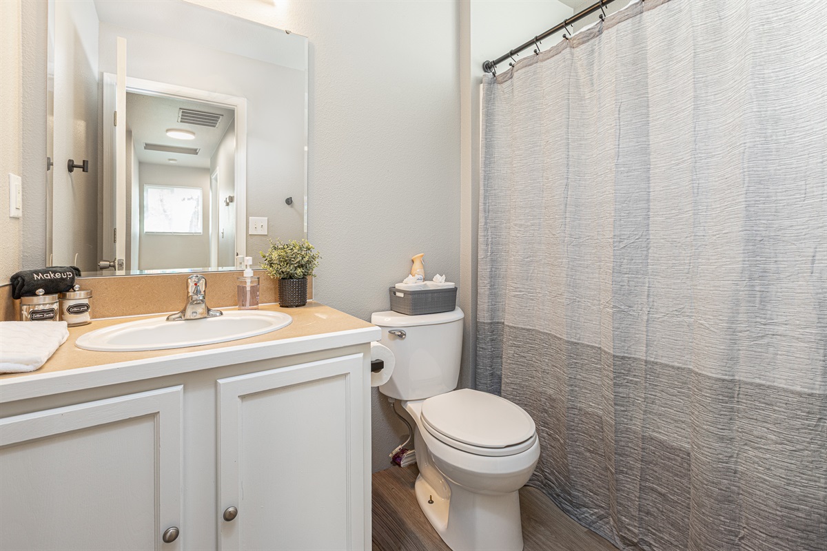 3010 Regan – Full Bathroom
Bright and clean bathroom with shower and tub.