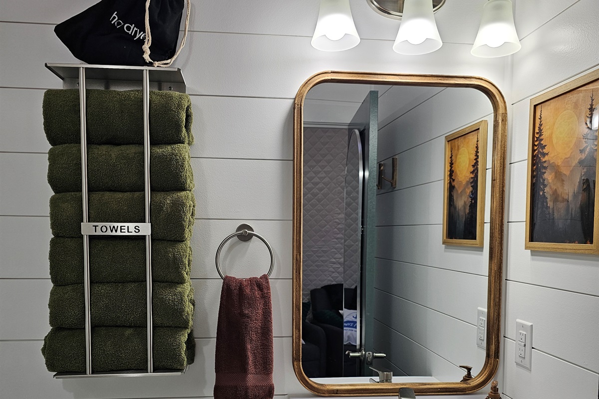 A fresh, thoughtfully styled bath for effortless comfor