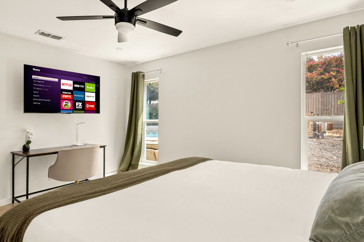 Bright, cozy bedroom with workspace and smart TV—perfect to relax or stay productive ✨

