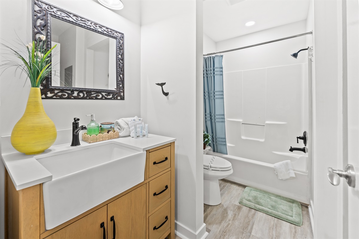 2nd Bathroom with tub/shower combo