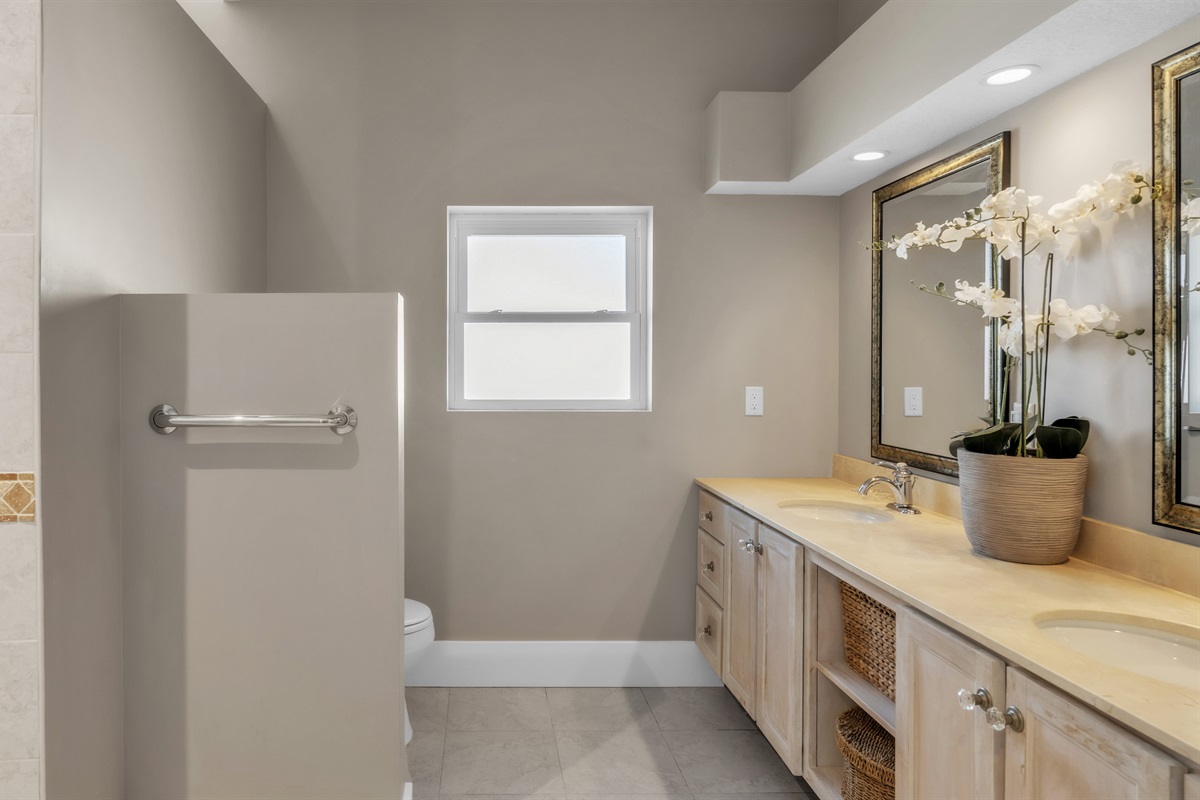 Modern bathroom with walk-in shower – AMI Beach House