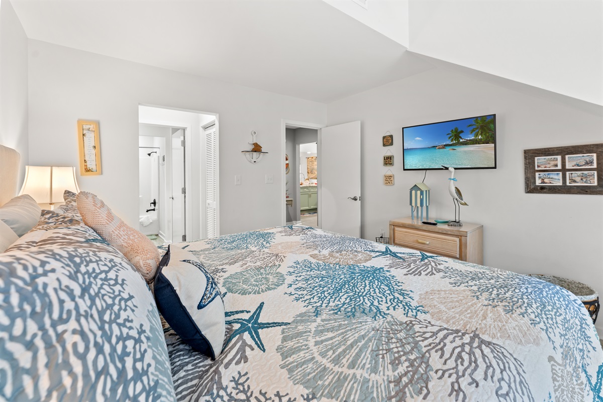Large 2nd Bedroom with King bed