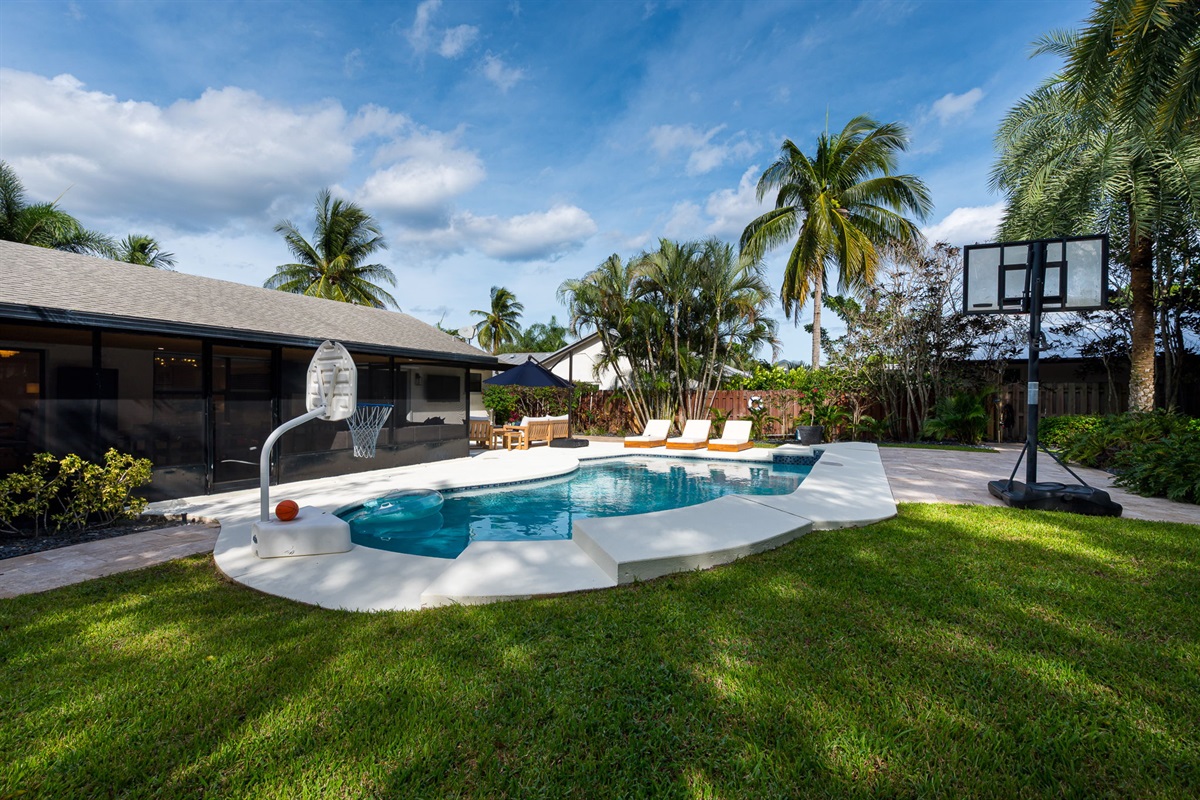 Basketball fun for all ages&mdash;shoot hoops in the pool or keep it classic out.