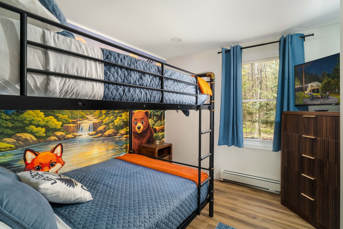 🦊 The Kids' Adventure Room — a full-over-full bunk under a forest mural.