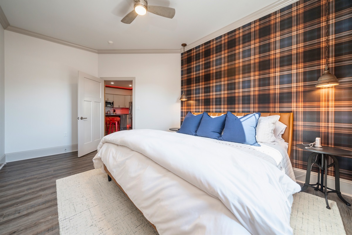 [Bedroom] Spacious Bedroom with Ensuite Bathroom